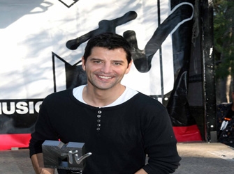 Φωτορεπορτάζ: οργανωμένη street έκπληξη στον Σάκη Ρουβά