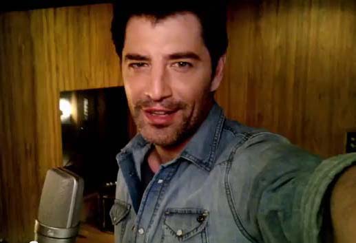 O Σ. Ρουβάς παρουσιάζει το νέο του τραγούδι με selfie video