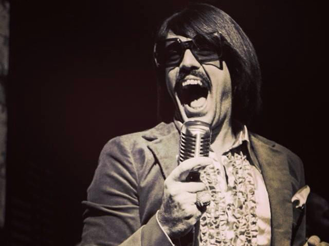 Κυριακάτικα μεσημέρια στην Πλάκα με Τόνι Σφήνο