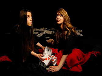 Η μαύρη κωμωδία «Σκουληκότρυπα» επανέρχεται