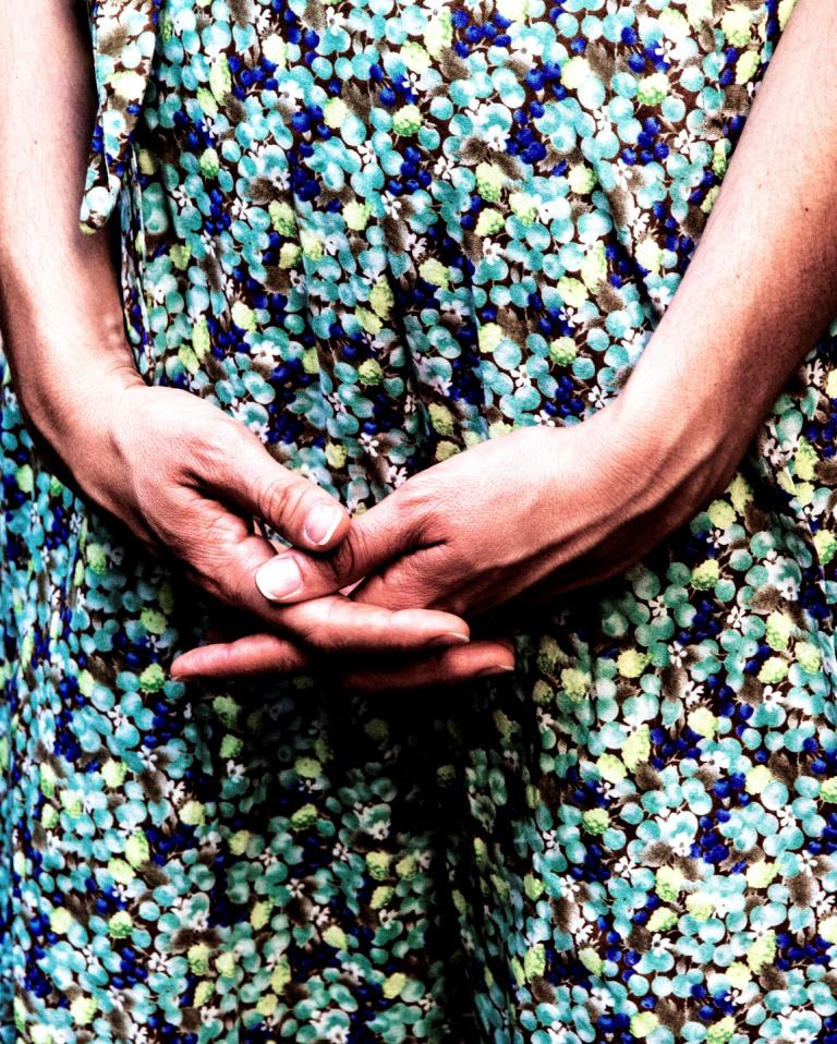 Πέντε γυναίκες ανοίγουν την ψυχή τους «περιμένοντας τη βροχή»