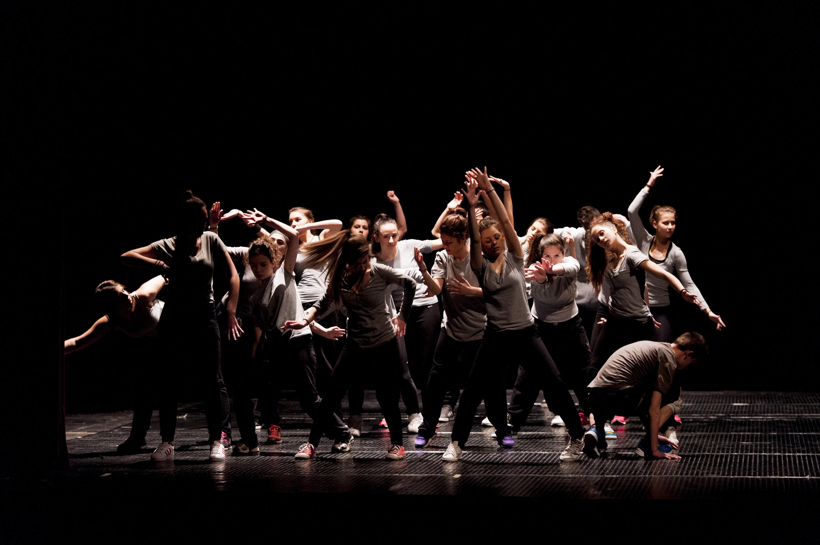 200 αγόρια και κορίτσια από Γιάννενα και Αθήνα χορεύουν στη Στέγη