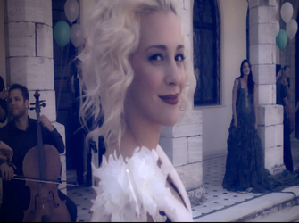 To ονειρικό νέο video clip της Νατάσσας Μποφίλιου