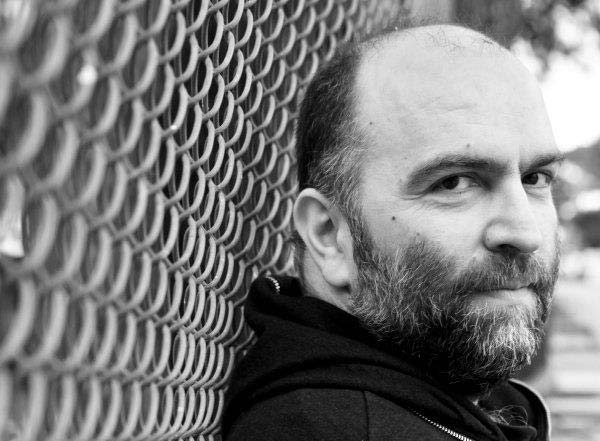 O Μπάμπης Στόκας επιστρέφει στην Αρχιτεκτονική