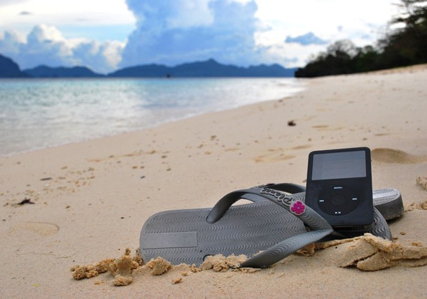 10+1 καλοκαιρινά τραγούδια για party πάνω στην άμμο