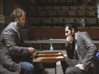 «Ενέσεις» γέλιου και επικίνδυνες ζαριές στο «Τάβλι»