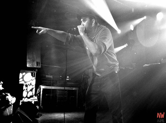 Ο Άγνωστος Χειμώνας παρουσιάζει το «Τετράγωνο» ζωντανά