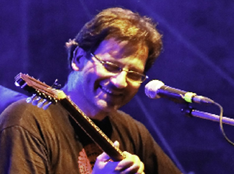 Θανάσης Παπακωνσταντίνου στο Γυάλινο Μουσικό Θέατρο