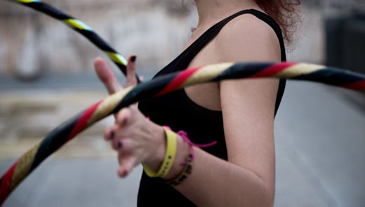 «Και κούνα τη μεσούλα σου» στο σεμινάριο χορού με hula hoop