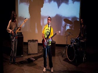 «Το θείο τραγί» του Γιάννη Σκαρίμπα σε μια παράσταση με τον Άρη Μπινιάρη