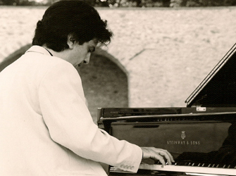 Ο Βασίλης Τσαμπρόπουλος ερμηνεύει Σοπέν