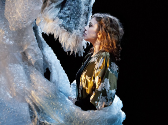 «Οι ψίθυροι των τοίχων» ανάμεσα στο όνειρο και τη φαντασία