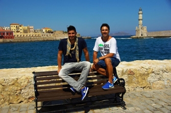 «Ταξιδεύοντας» στα Χανιά με τον Γιάννη Ιερεμία…με καταγωγή από τους «Charms»