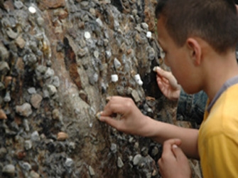 Κουδούνια, κλωστές και θαύματα
