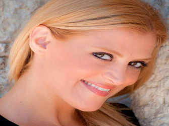 Τζίνα Φωτεινοπούλου: «Ο τραγουδιστής που κινείται με αγάπη και όραμα για την τέχνη του δεν πρέπει να παραιτείται»