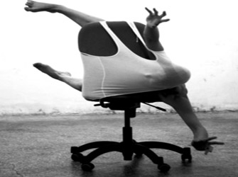 «Στην άκρη του βατήρα»: Η κρίση γυμνή