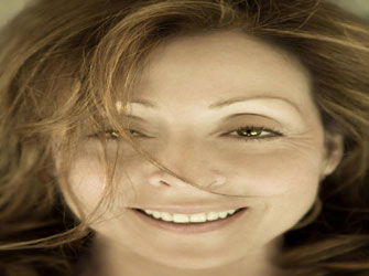 Η Βίκυ Λέανδρος τραγουδάει για τη Γη