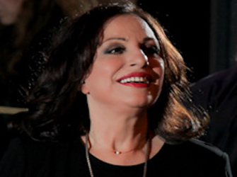 Χάρις Αλεξίου: Για μια αληθινή στιγμή, μπορεί η αγάπη να σωθεί…