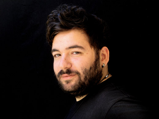 Γρηγόρης Χατζάκης : «Με γοητεύει η λειτουργία των σιαμαίων»