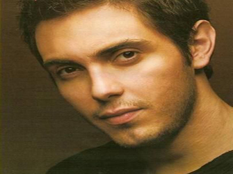 Ο Μιχάλης Χατζηγιάννης στο Βεάκειο Θέατρο με δύο νέους ερμηνευτές