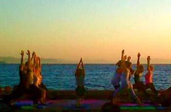 Yoga στο κύμα για καλό σκοπό