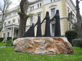 Γλυπτό του Ζογγολόπουλου στον κήπο της Προεδρίας