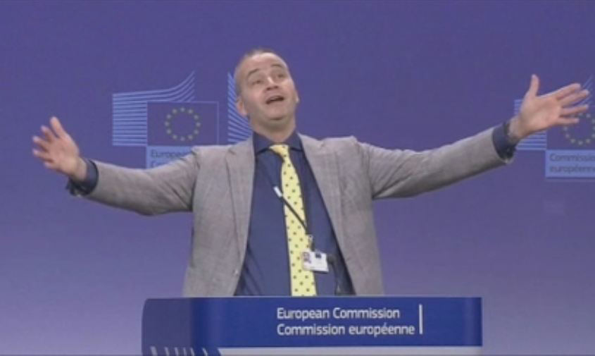 Με ένα τραγούδι εγκατέλειψε τη θέση του εκπρόσωπος της Κομισιόν