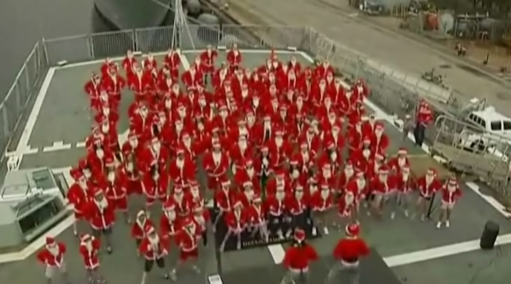 Δεκάδες Άγιοι Βασίληδες χορεύουν στους ρυθμούς του Gangnam Style