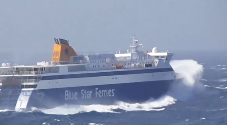 Η μάχη με τα κύματα του Blue Star Ithaki σε βίντεο