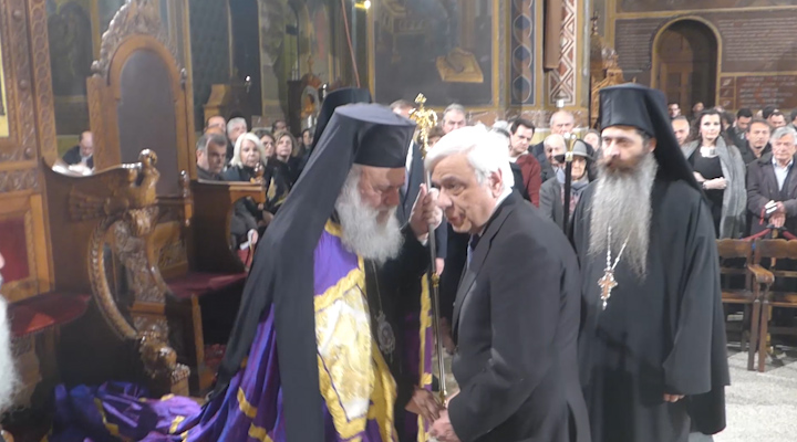 Στις «πίσω» θέσεις της εκκλησίας, ως απλός πιστός, ο Πρόεδρος