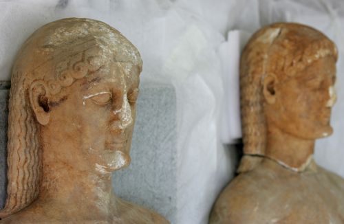 Η αρχαιοκαπηλία δεν θα περάσει, το μήνυμα Γερουλάνου με αφορμή τους δύο κούρους