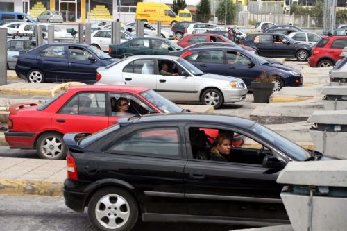 Σε μονοήμερη εκδρομή μετέτρεψε η κρίση το τριήμερο του Αγίου Πνεύματος