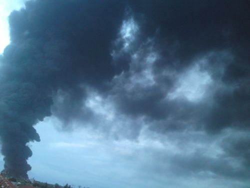 Mεγάλη φωτιά σε μονάδα συγκέντρωσης ελαστικών στη Δράμα