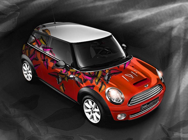 Διάσημοι οίκοι μόδας «ντύνουν» το MINI για φιλανθρωπικούς σκοπούς