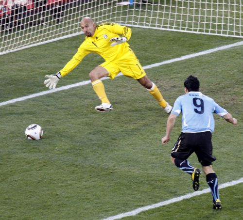 Νίκη και πρωτιά για την Ουρουγουάη, πρόκριση και για το Μεξικό