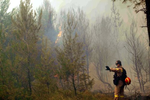 Καπανδρίτι και Βαρνάβα απειλούν οι φλόγες, περιορίστηκε η πυρκαγιά στο Λαύριο