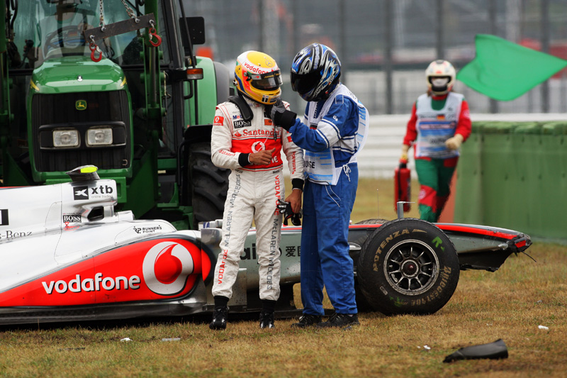 GP Γερμανίας 2010, ΕΔ1: Ατύχημα του Lewis Hamilton στη βροχή