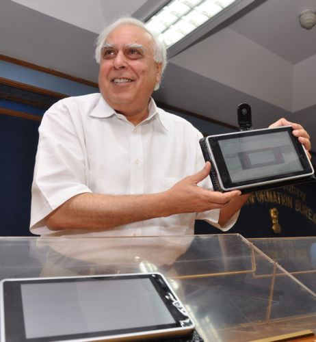 Πάμφθηνος υπολογιστής-ταμπλέτα κατασκευάστηκε στην Ινδία