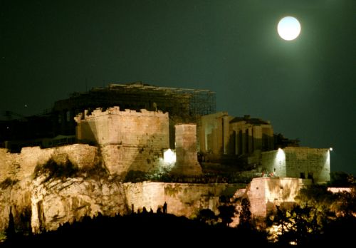 Με ρεκόρ χώρων, αλλά χωρίς Ακρόπολη και Σούνιο η Πανσέληνος του Αυγούστου