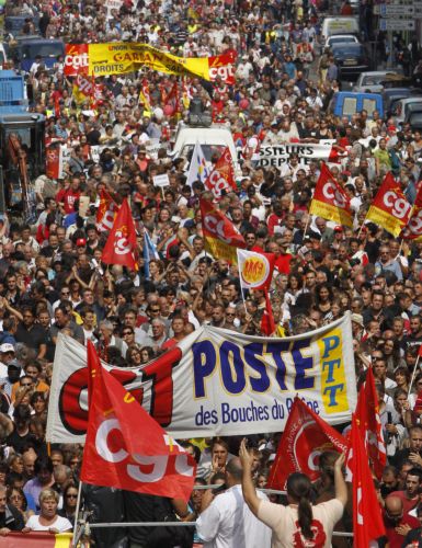 Στους δρόμους όλη η Γαλλία κόντρα στη συνταξιοδοτική μεταρρύθμιση