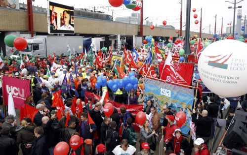 «Όχι στη λιτότητα» φωνάζουν εκατοντάδες χιλιάδες διαδηλωτές στις Βρυξέλλες