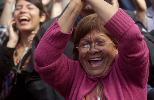 Στην επιφάνεια οι μεταλλωρύχοι, σε εξέλιξη η επιχείρηση απεγκλωβισμού στη Χιλή