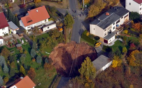 Κρατήρας διαμέτρου 30 μέτρων «καταπίνει» αυτοκίνητο στη Γερμανία