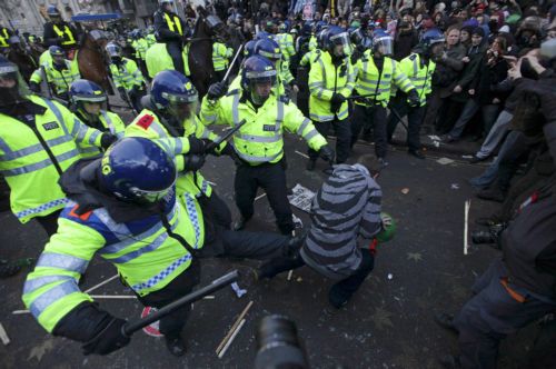 Συγκρούσεις φοιτητών-αστυνομίας μπροστά στο βρετανικό Κοινοβούλιο