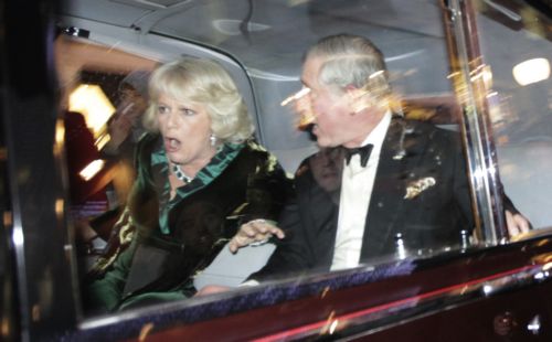 Διαδηλωτές στο Λονδίνο επιτέθηκαν στο αυτοκίνητο του πρίγκιπα Κάρολου
