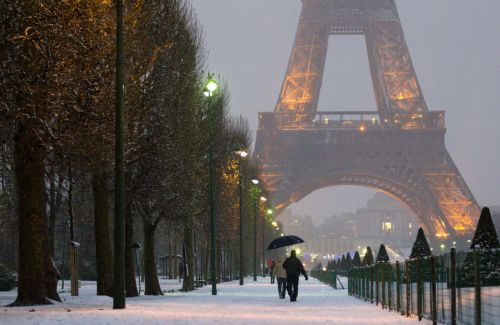 Σε λευκό κλοιό το Παρίσι, χιλιάδες άνθρωποι παγιδεύτηκαν από τα χιόνια
