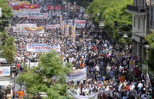 Μεγάλη συμμετοχή και επεισόδια στην απεργιακή συγκέντρωση – Επίθεση στον Κ.Χατζηδάκη