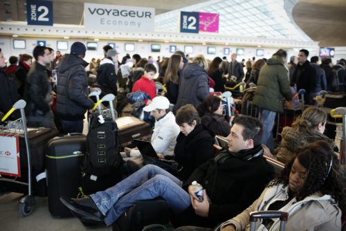 Χριστουγεννιάτικος εφιάλτης η σφοδρή κακοκαιρία για χιλιάδες ταξιδιώτες στην Ευρώπη