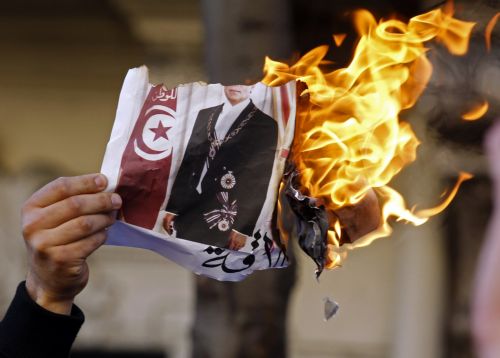 Έκρυθμη παραμένει η κατάσταση στην Τυνησία παρά τη φυγή του Μπεν Αλί