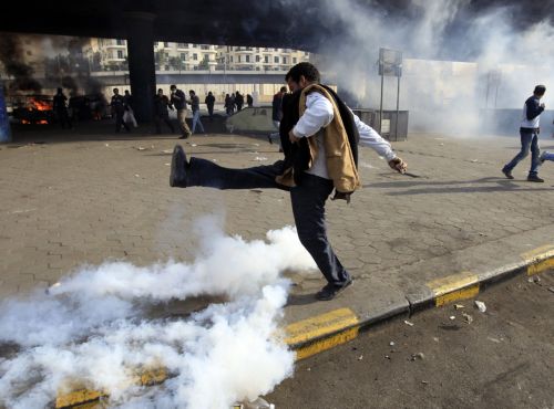 Ξεσηκωμός κατά Μουμπάρακ στην Αίγυπτο, αίμα και δακρυγόνα